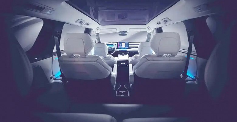 Toyota показала тизеры интерьера нового внедорожника