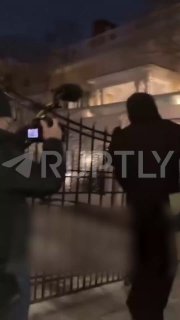 Протест у дома мэра Нью-Йорка из-за связей матери с Эпштейном