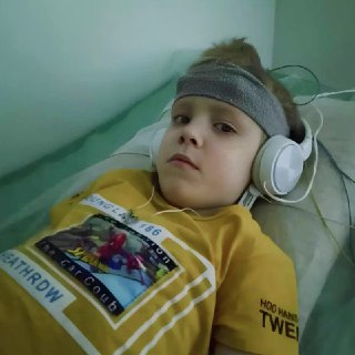 История 8-летнего Святослава, страдающего аутизмом, который ждет возвращения матери и нуждается в дорогостоящей реабилитации.