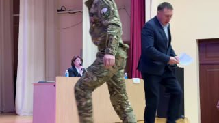 В Чувашии участника СВО пытались выгнать со сцены на слушаниях о больнице