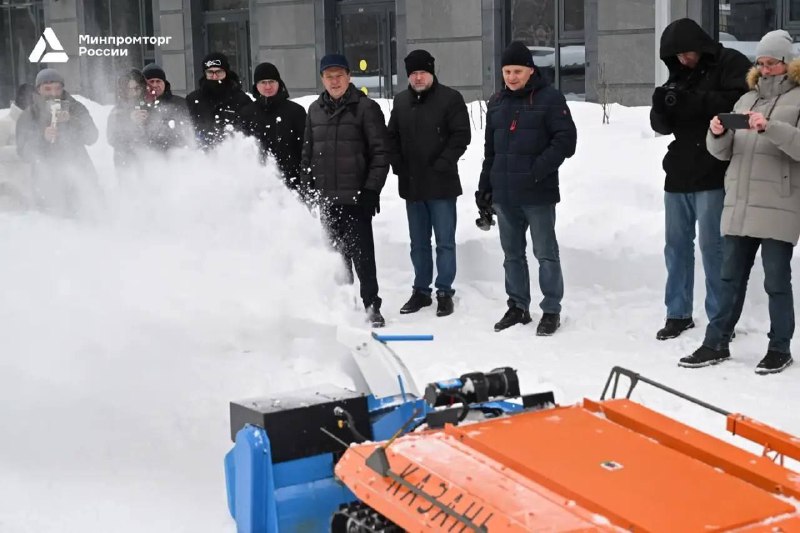 Роботы убирают снег в Казани