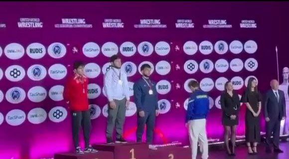 Украинский спортсмен ушел с пьедестала во время награждения на ЧЕ