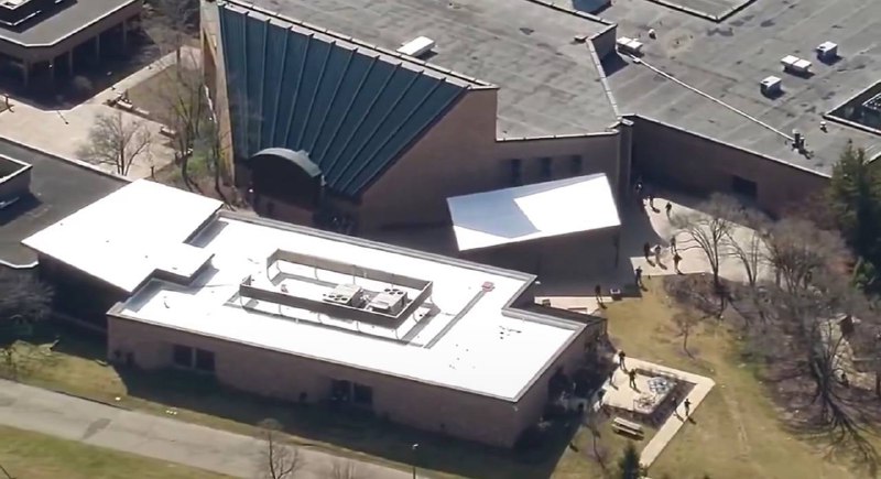 Автомобиль врезался в синагогу в Мичигане, начались выстрелы