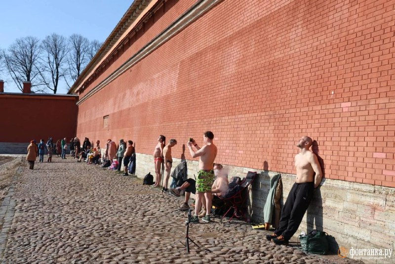 Весенний призыв раздеться у Петропавловки