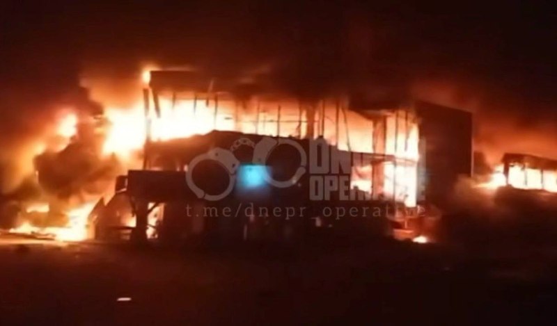 Удар БПЛА «Герань» по торговому центру в Синельниково вызвал масштабный пожар