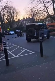 В Британии грабитель с мачете на угнанном мотоцикле протаранен жителем на внедорожнике