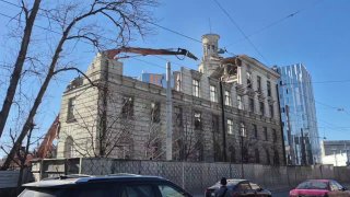 В Петербурге начали снос здания бывшего НИЦ на Хрустальной улице, несмотря на протесты активистов