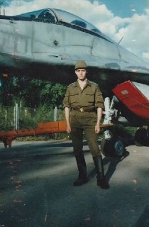 Сергей Бурунов на фоне истребителя МиГ-29 в годы учебы в военном училище