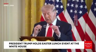 Трамп показал, как жена бьёт Макрона