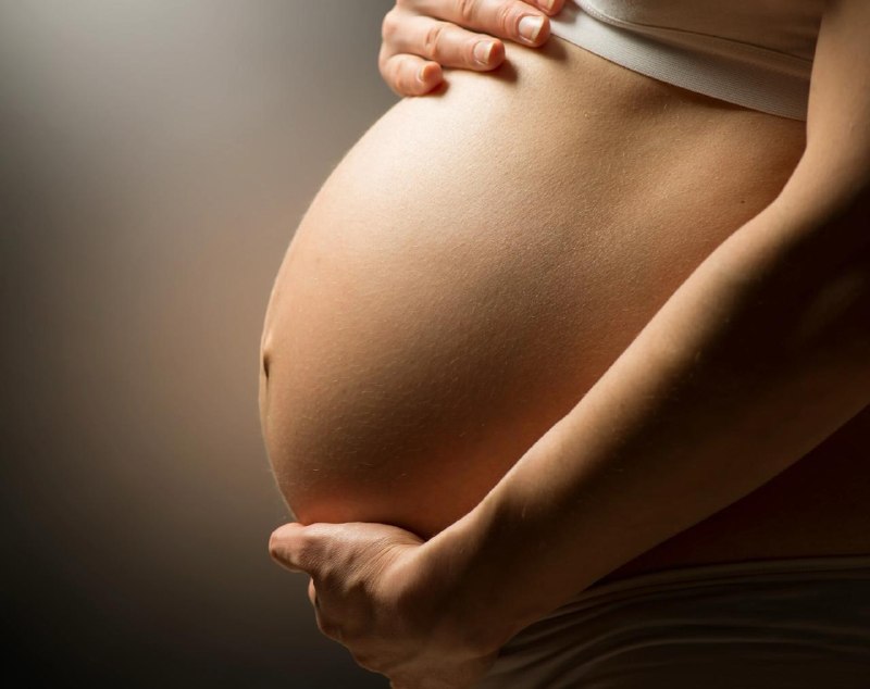 Суд в Великобритании не может определить отца ребенка, зачатого от двух братьев-близнецов