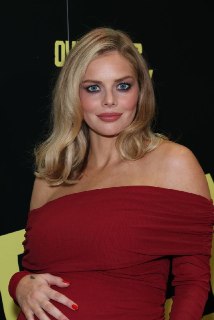 Самара Уивинг на премьере в платье, подчеркивающем беременность