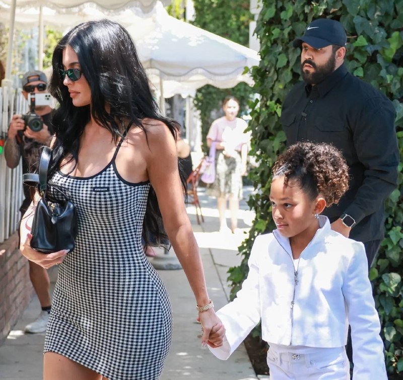 Кайли Дженнер показала дочери «Семейство Кардашьян», чтобы объяснить свою популярность