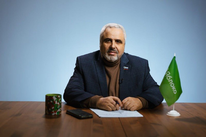 Псковского депутата от «Яблока» оштрафовали за символику «Штабов Навального»