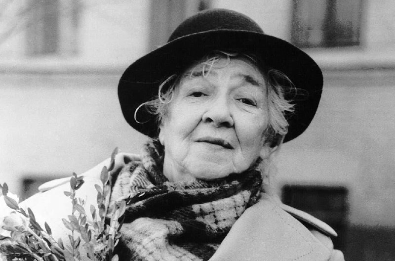 Анекдот о Фаине Раневской: «Нюся, дай чай старухе!»