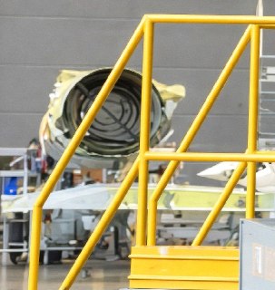 На кадрах с авиазавода засветился радар-блокер Су-57