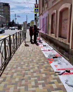 Рабочие в Ставрополе использовали плакаты к 80-летию Победы как клеенку