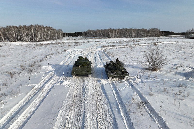 Танки Т-14 и Т-62МВ1 на полигоне Омской танкоинженерной школы