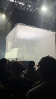 Странное listening party Канье Уэста в Лондоне: живой рестлер в белом кубе