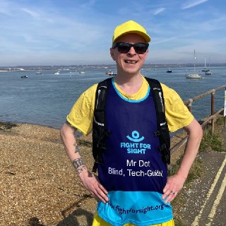 Слепой человек пробежит марафон с помощью умных очков и волонтеров