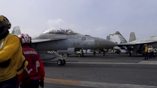 Взлет истребителя ВМС США в ходе операции «Эпичный гнев»