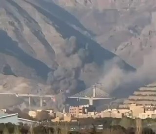 Разрушение моста в Тегеране в результате израильского обстрела