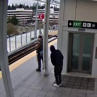 В США пациент психбольницы пытался столкнуть прохожего под поезд