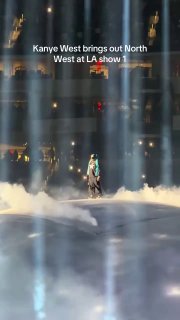 Норт Уэст дебютировала как певица на концерте отца