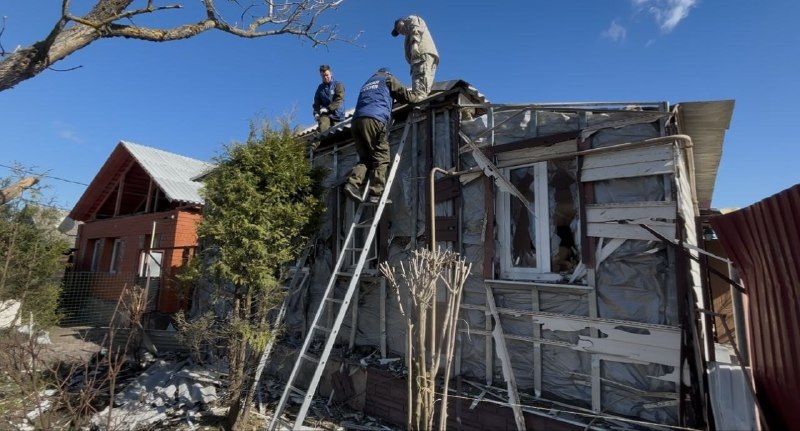 Волонтёры «Единой России» восстанавливают дома в Курской области после обстрела