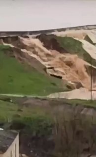 «Всё, лопнула дамба!»: затопление в Дербенте и оползень в Дагестане с жертвами