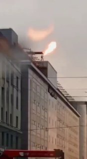 В Питере мужик с огнемётом устроил огненное шоу на крыше бизнес-центра