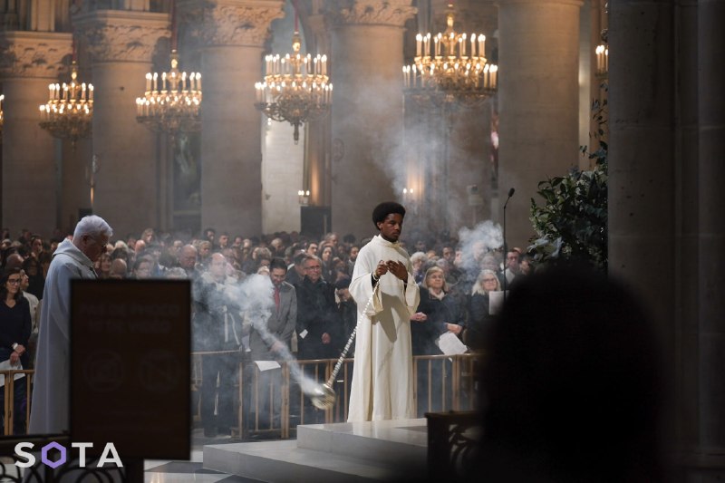 Пасха в Нотр-Даме: верующие встретили праздник, картины из Лувра не передали
