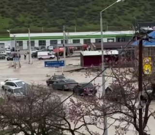 Спасли человека после прорыва дамбы в Дагестане