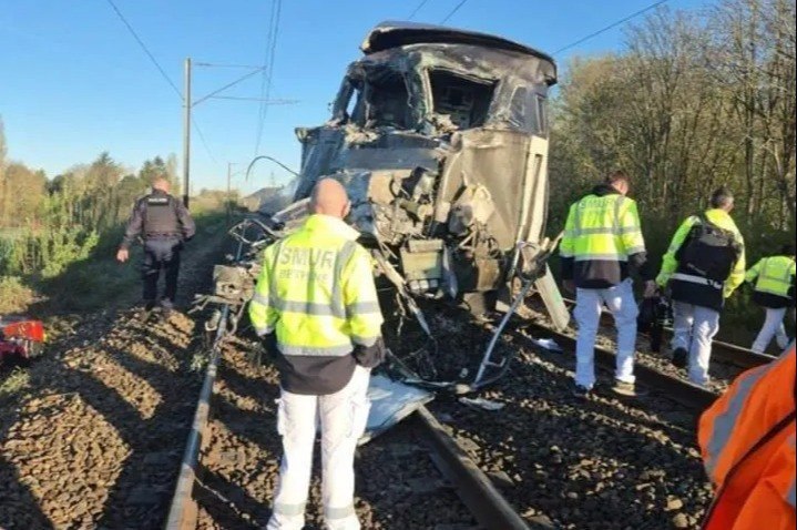 Столкновение поезда с грузовиком во Франции: погиб машинист, 27 пострадавших