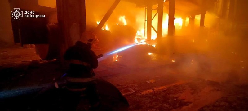 В Киевской области из-за попадания в предприятие произошел крупный пожар