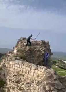 Мирные жители снимают израильские флаги на фоне соглашения о прекращении огня