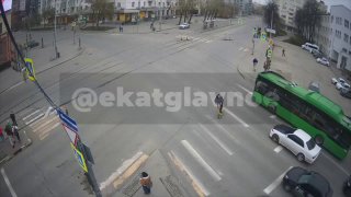 Сезон самокатчиков начался: сверхразум врезался в машину и показал свой зад на перекрёстке в центре Екатеринбурга