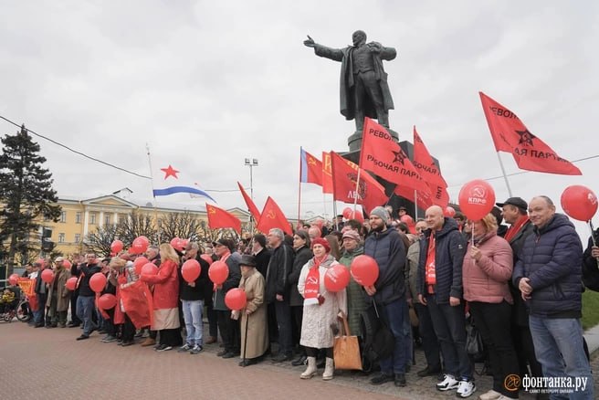 Коммунисты отметили Первомай на площади Ленина в Санкт-Петербурге