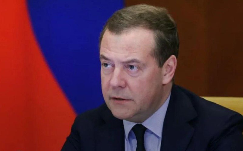 Медведев вспомнил, как в 90-е годы здания детских садов выкупались под офисы