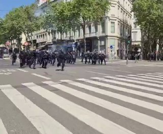 В связи с Днем труда во Франции проходят массовые беспорядки