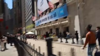 Протестующие пытаются приковать себя к Нью-Йоркской фондовой бирже во время демонстраций в День Труда