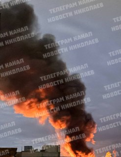 В Николаеве после прилётов разгорается мощный пожар
