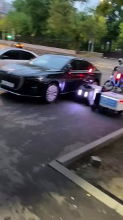 Курьерный коллапс в Москве: роботы Яндекса едва не спровоцировали аварию с велосипедистом