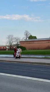 У Петропавловской крепости стрелец пересел на коня-самоката