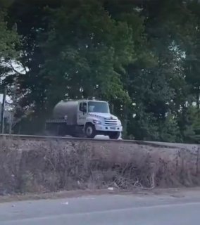 В США авария мусоровоза с поездом привела к масштабному разливу нечистот