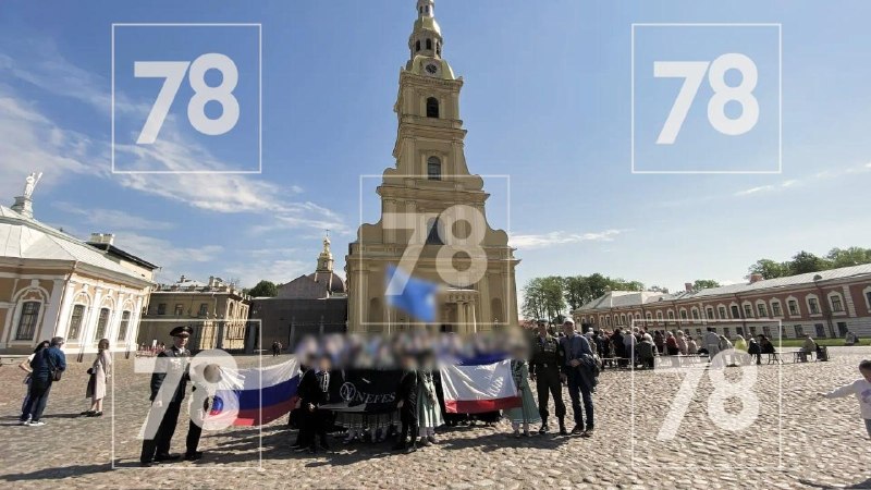 В Петербурге задержали руководителей детского ансамбля из Крыма за использование крымскотатарского флага