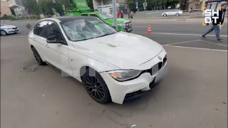 Водитель на BMW сбил двух студентов у здания МИРЭА в Москве