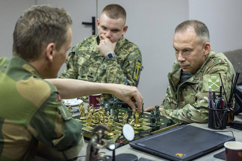 Генерал Сырский опубликовал новую фотографию во время посещения одного из КП ВСУ