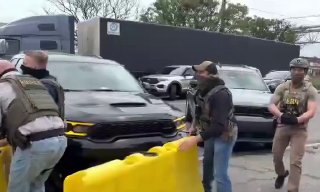 В Ньюарке протестующие столкнулись с агентами ICE из-за голодовки мигрантов