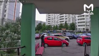 В Подольске школьники сбросили пакеты с водой с высоты на машину
