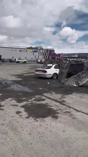 Жители Камчатки откапывают поврежденные автомобили после снежной зимы